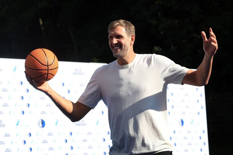 Nowitzki und Dallas Mavericks eröffnen einen Basketball-Platz