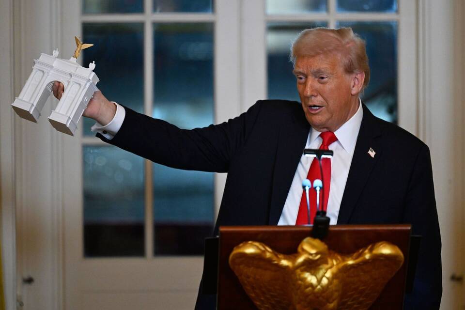 US-Präsident Trump präsentiert Modell eines Triumphbogens US-Präsident Trump präsentiert Modell eines Triumphbogens