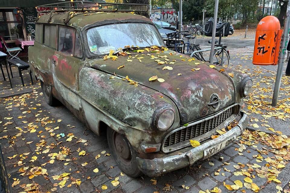 Ein alter Opel in Berlin