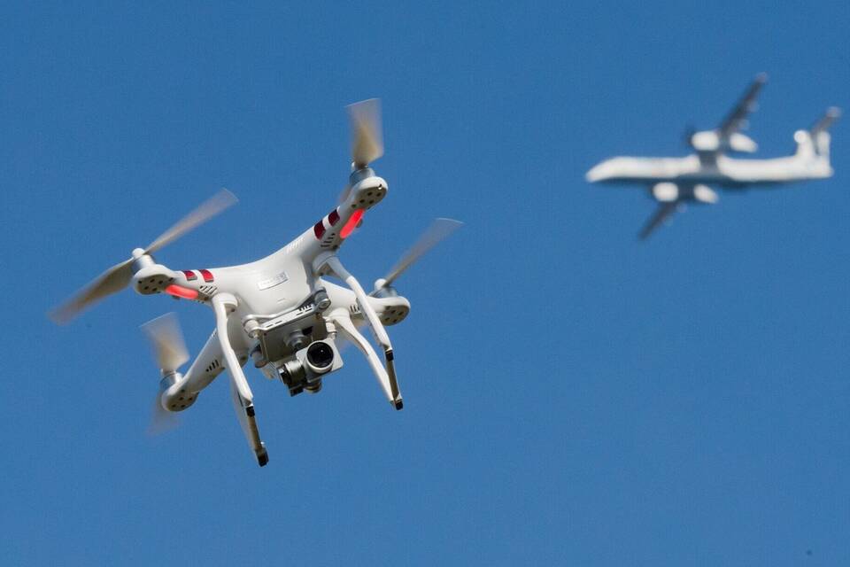 Drohne und Flugzeug