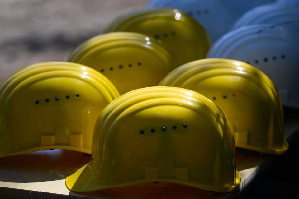 Bauhelme auf einem Tisch Bauhelme auf einem Tisch