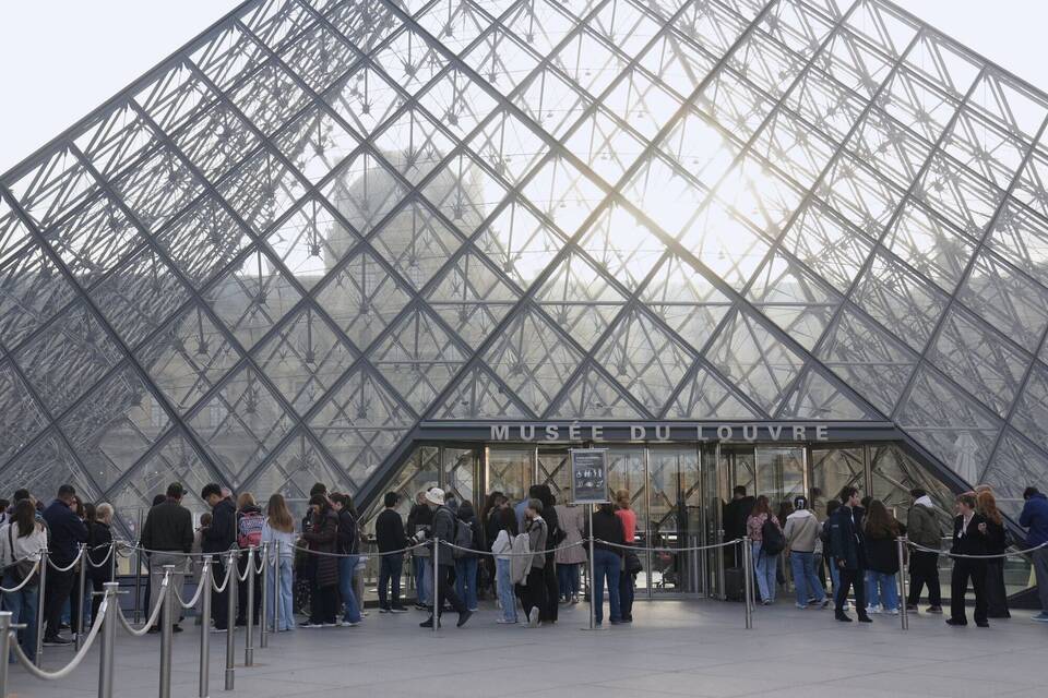 Louvre-Museum in Paris Louvre-Museum in Paris