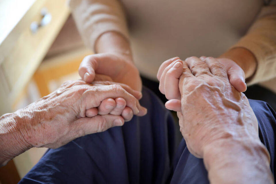 Einen Angehörigen selbst pflegen - So funktioniert die Pflegezeit Einen Angehörigen selbst pflegen - So funktioniert die Pflegezeit