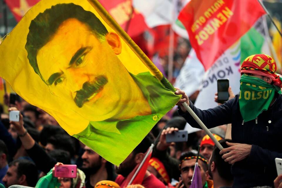 Fahne mit Bild von PKK-Chef Öcalan