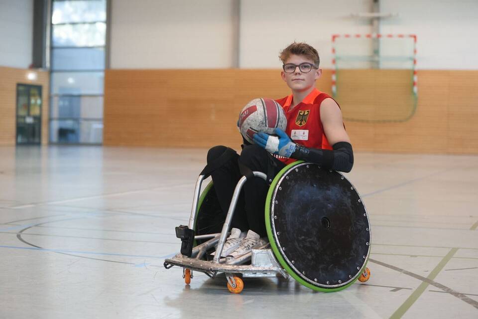 Rollstuhl-Rugby-Spieler bekommt Sport-Rollstuhl geschenkt
