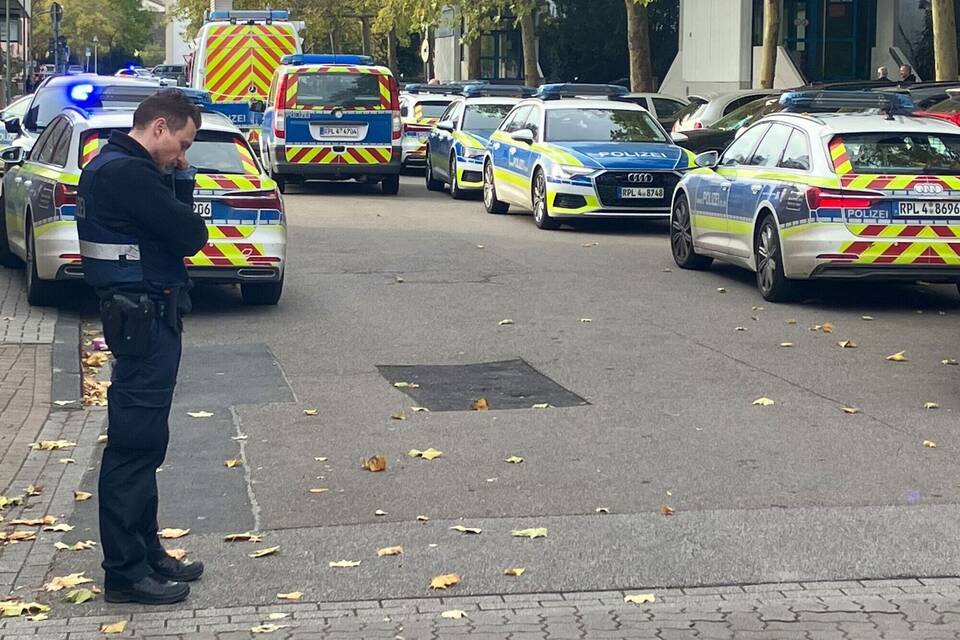 Großeinsatz an Ludwigshafener Schule nach Messeralarm Großeinsatz an Ludwigshafener Schule nach Messeralarm
