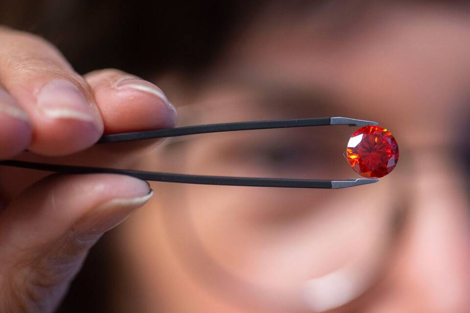 Über den Tod hinaus – Wenn Asche zum Gedenkdiamanten wird Über den Tod hinaus – Wenn Asche zum Gedenkdiamanten wird