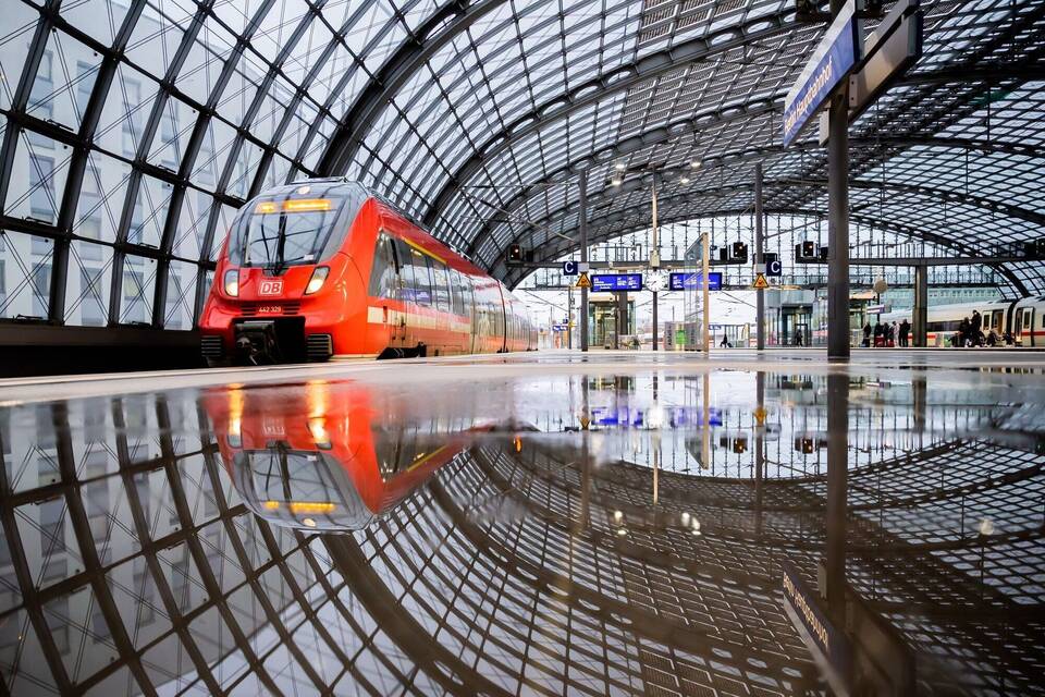 Regionalzug fährt in den Hauptbahnhof Berlin ein Regionalzug fährt in den Hauptbahnhof Berlin ein