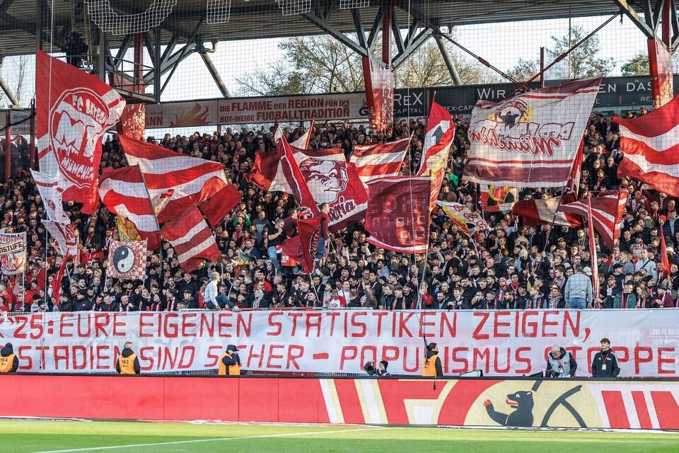 Fans des FC Bayern äußern sich zum Thema Stadionsicherheit.