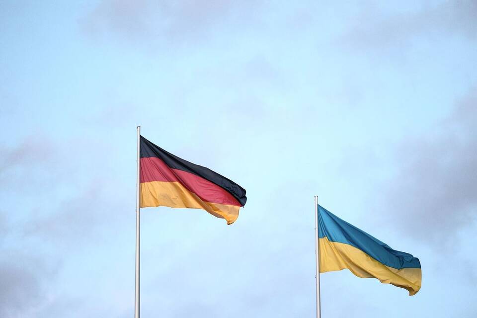 Deutsche und ukrainische Flagge Deutsche und ukrainische Flagge
