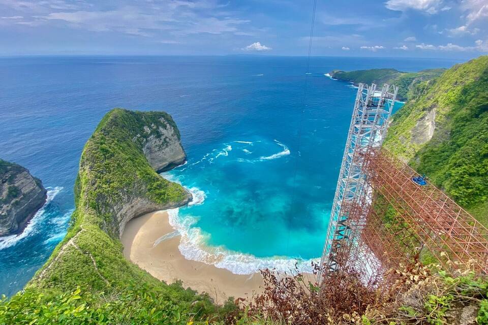 Bau von Aufzug an Traumstrand auf Bali gestoppt