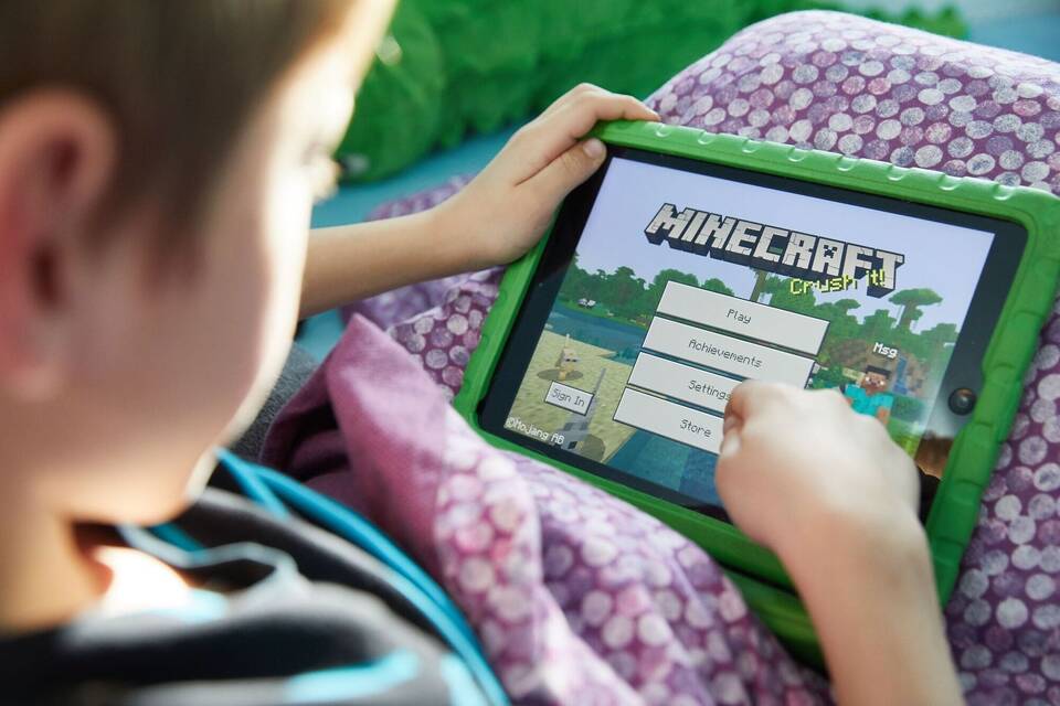 Ein Junge spielt das Computerspiel Minecraft. Ein Junge spielt das Computerspiel Minecraft.