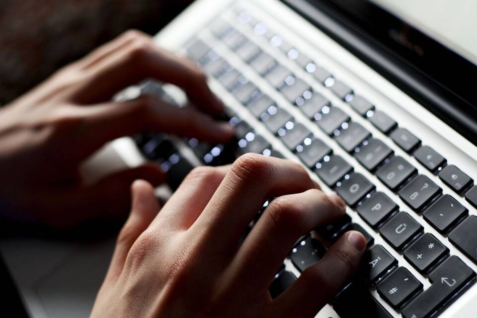 Eine Person chattet im Internet. Eine Person chattet im Internet.