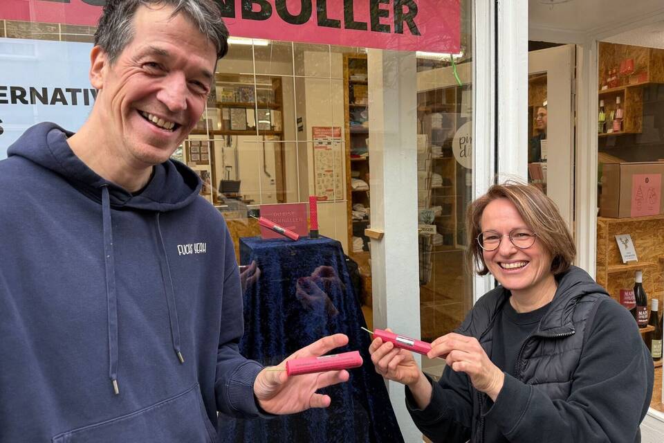 Zeitlupenböller - Eine Kerze, die wie ein Kracher aussieht Zeitlupenböller - Eine Kerze, die wie ein Kracher aussieht