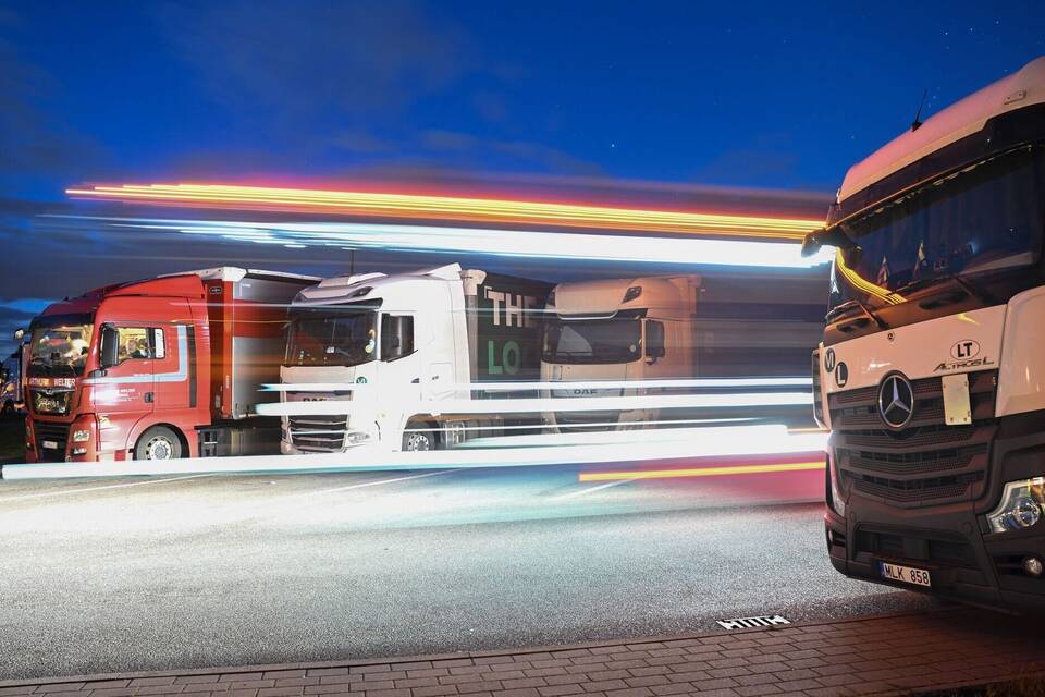 LKWs auf Raststätte LKWs auf Raststätte