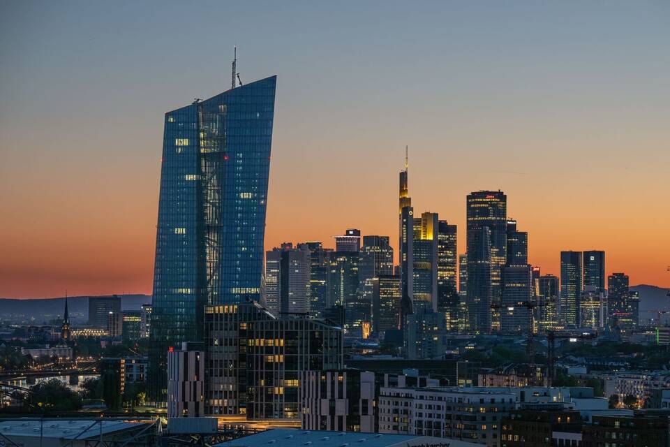EZB vor Bankenskyline Frankfurt EZB vor Bankenskyline Frankfurt