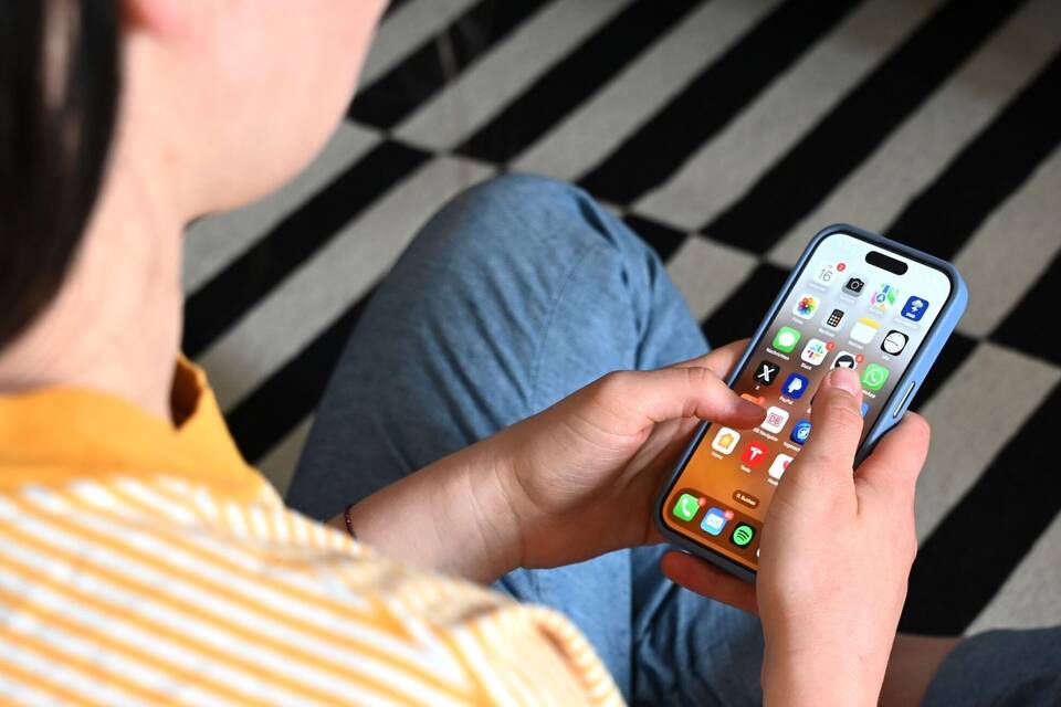 Eine Jugendliche sitzt am Smartphone (Archivbild) Eine Jugendliche sitzt am Smartphone (Archivbild)