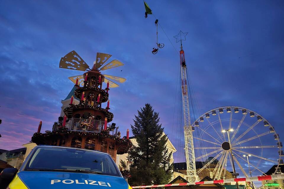 Männer klettern auf Hochseil über Marktplatz in Karlsruhe