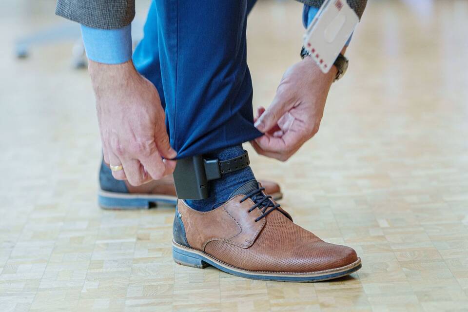 Fußfessel soll Opfer vor häuslicher Gewalt schützen