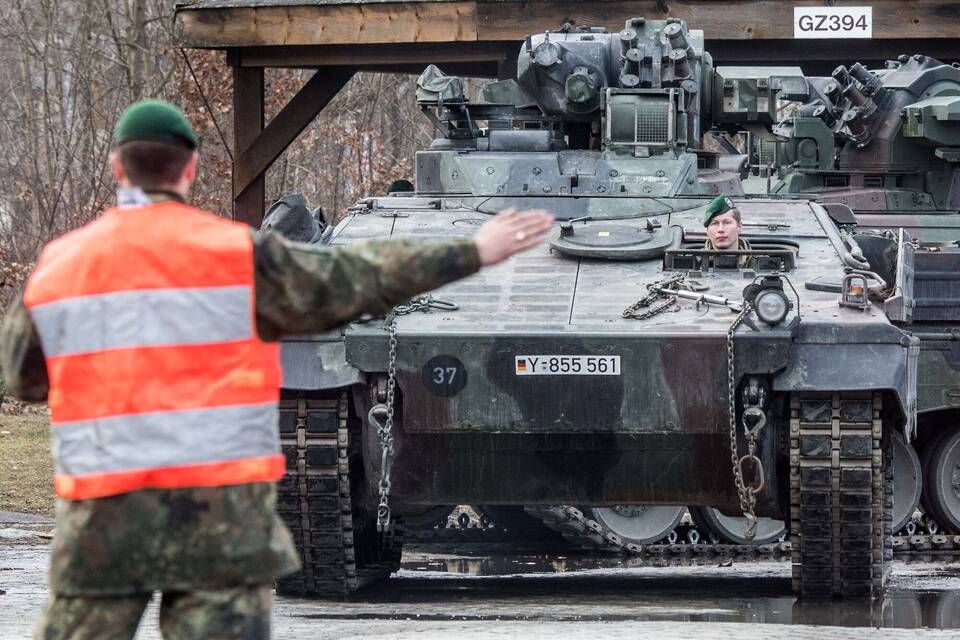 Bundeswehr verlädt Panzer für den Transport nach Litauen
