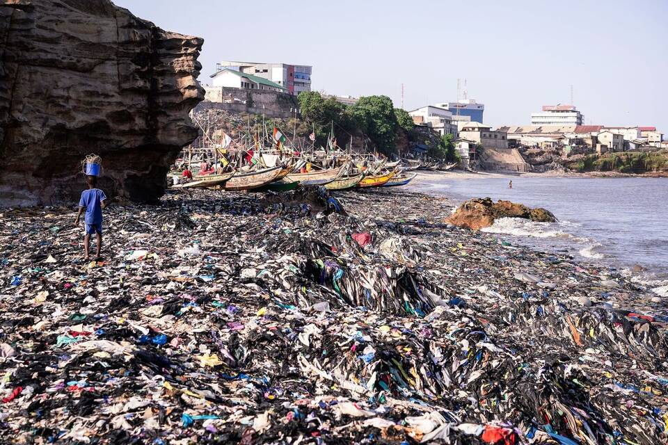 Textilmüll am Strand von Accra