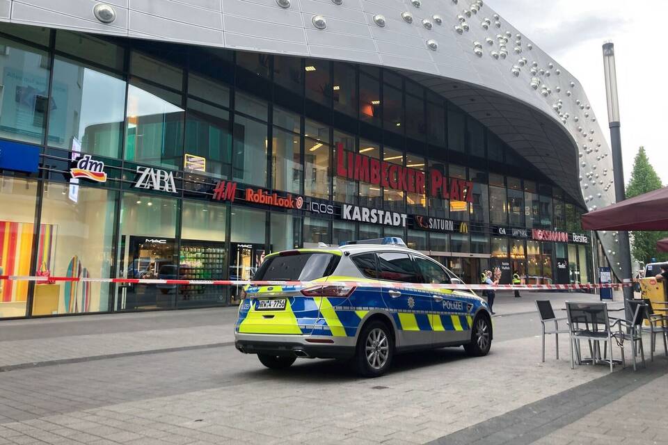 Polizei räumt Einkaufszentrum nach Drohung Polizei räumt Einkaufszentrum nach Drohung