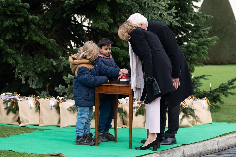 Entzünden der Lichter am Weihnachtsbaum vor Schloss Bellevue