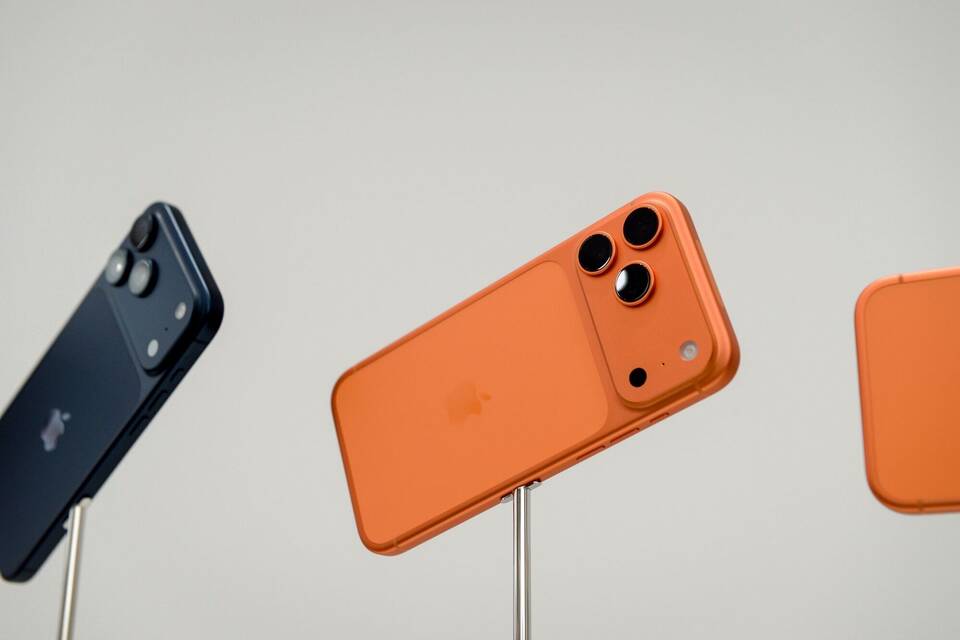 Apple iPhone Pro in den Farben Tiefblau und Cosmic Orange Apple iPhone Pro in den Farben Tiefblau und Cosmic Orange