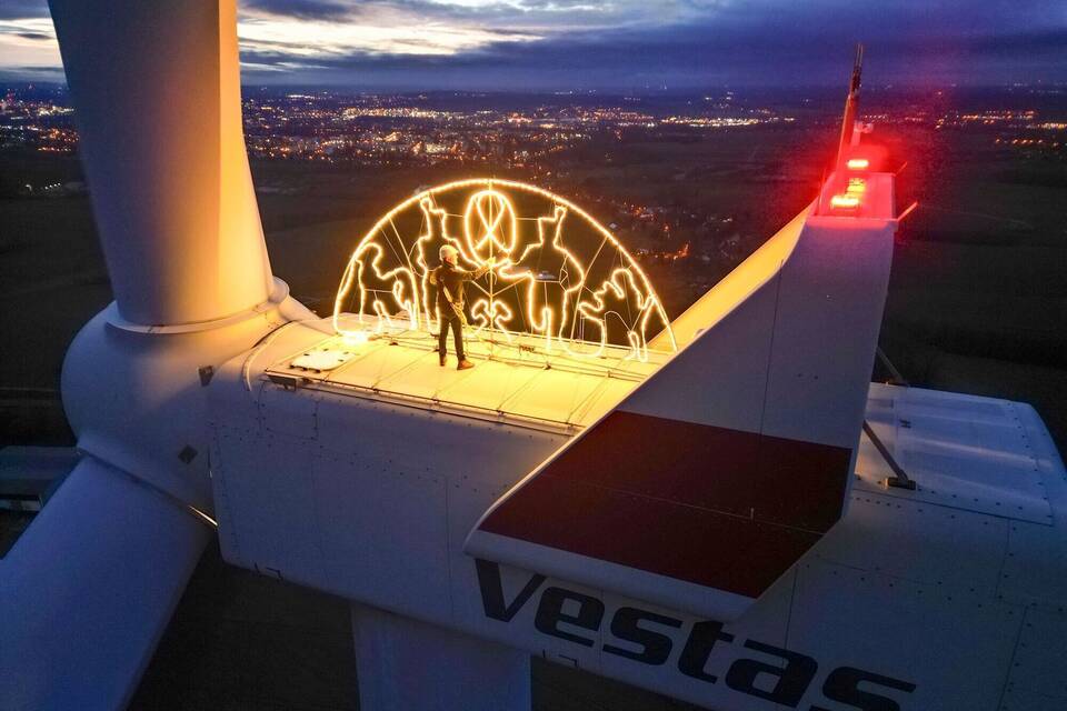 Schwibbogen leuchtet auf Windrad