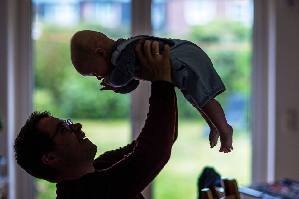 Kindheit bis Alter – Gehirnstruktur durchläuft fünf Phasen