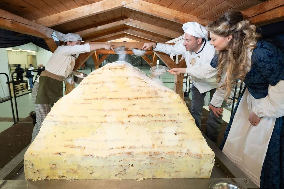 Dresdner Bäcker arbeiten an Riesenstollen für das Stollenfest Dresdner Bäcker arbeiten an Riesenstollen für das Stollenfest
