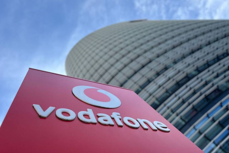 Vodafone-Logo vor Deutschlandzentrale