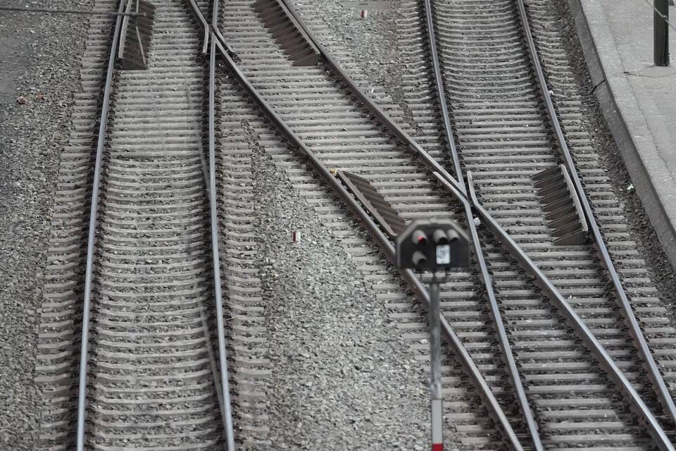 Gleise und Weichen sind an einem Bahnhof zu sehen