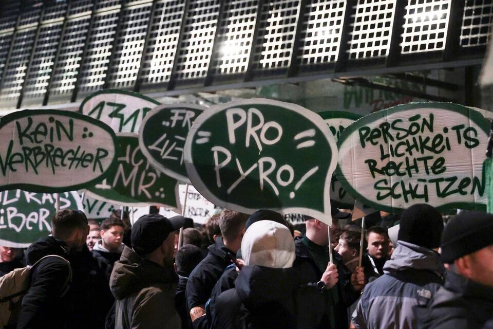 Demonstration gegen verschärfte Sicherheitsmaßnahmen beim Fußball