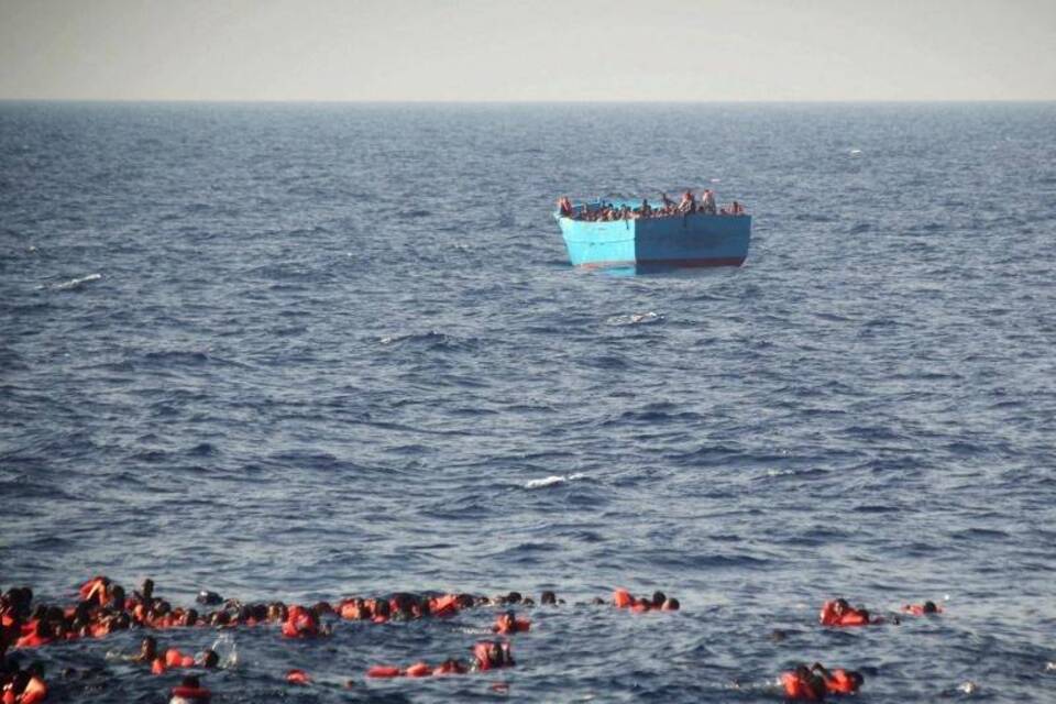 Katastrophe vor Libyen: Flüchtlingsboot kentert: Viele Kinder unter den Toten - Politik - Rhein ...