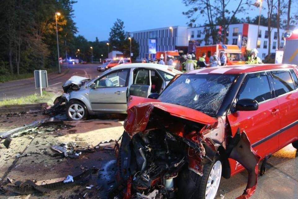 Zerstörte Fahrzeuge Zerstörte Fahrzeuge