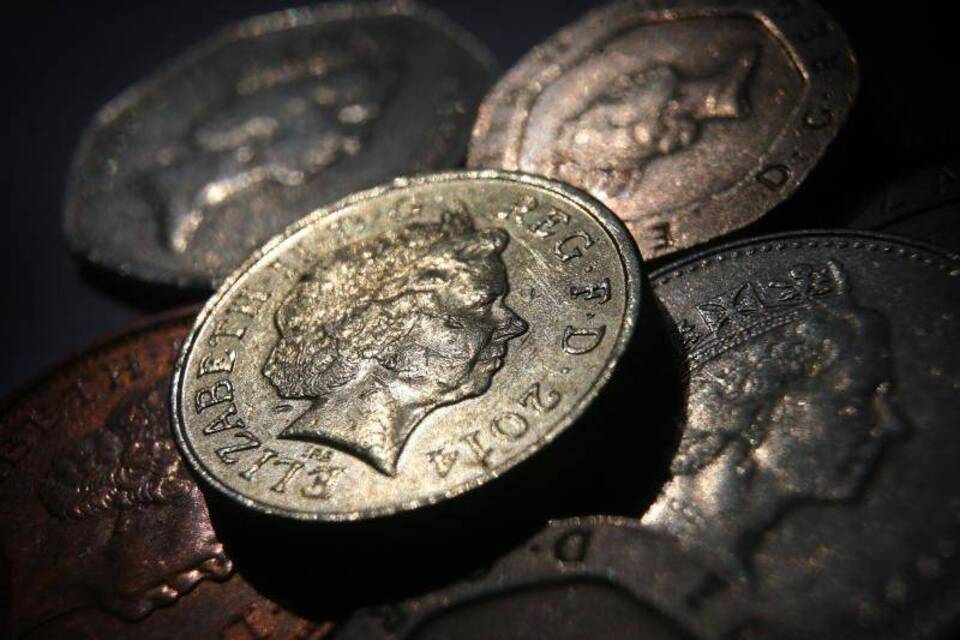 Englische Pence und eine Ein-Pfund-Münze Englische Pence und eine Ein-Pfund-Münze