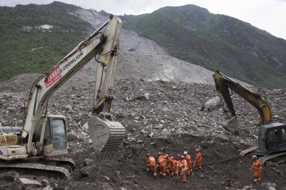 Mit Bagger und Schaufel Mit Bagger und Schaufel
