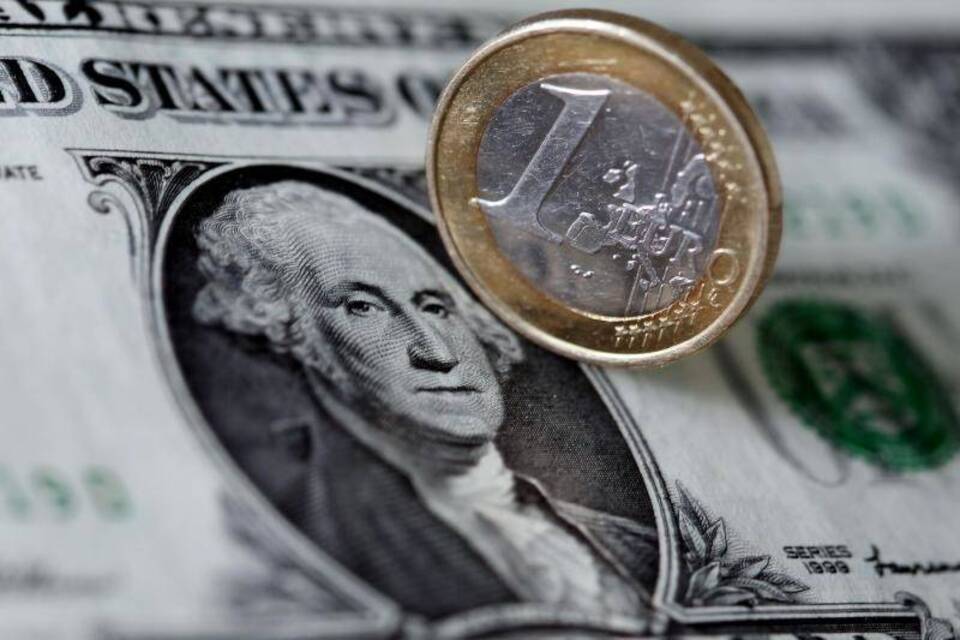 Euro-Münze auf Dollar-Schein