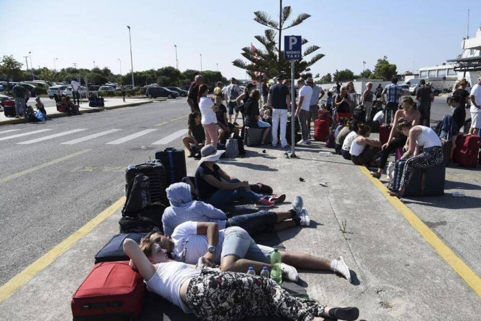 Vor dem Flughafen auf Kos