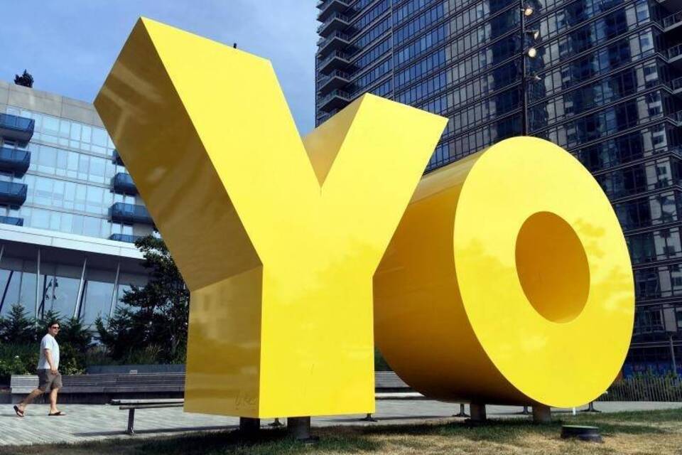 Gelbe Skulptur «OY/YO»