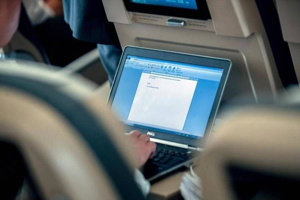 Laptop im Flugzeug Laptop im Flugzeug