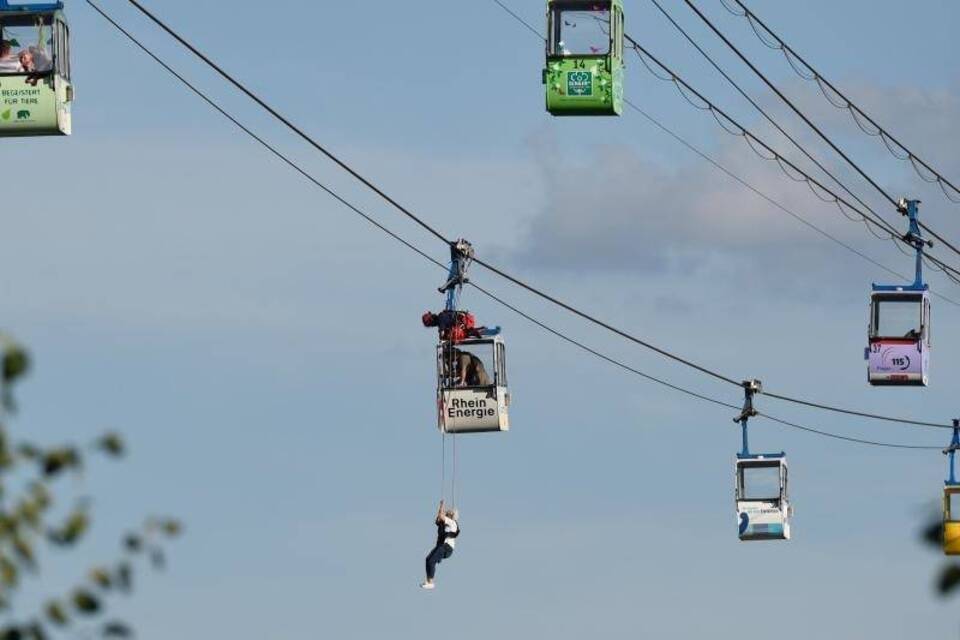 Gondel der Seilbahn verkeilt Gondel der Seilbahn verkeilt