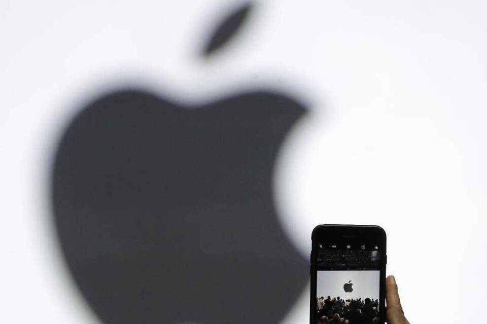 Apple Apple