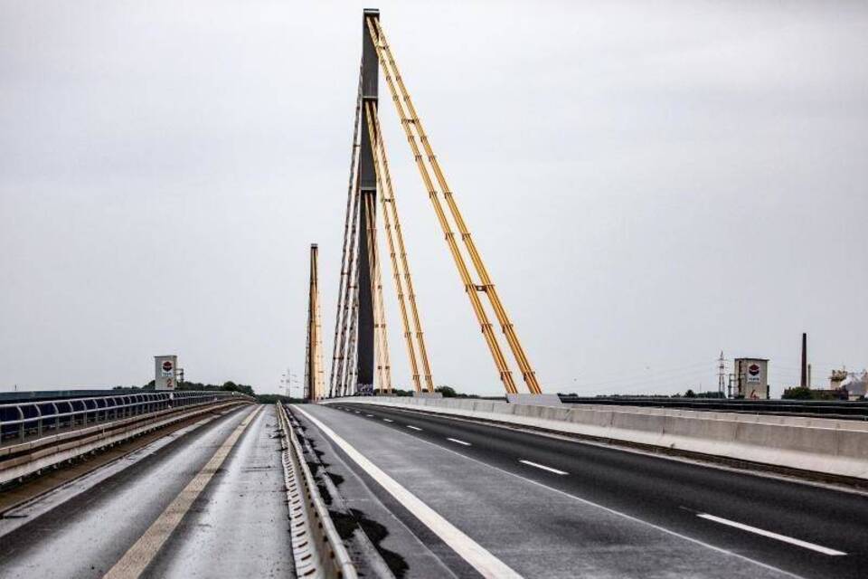 Rheinbrücke bei Duisburg gesperrt Rheinbrücke bei Duisburg gesperrt