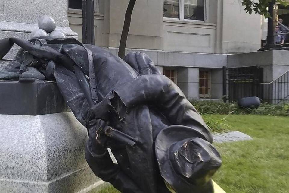 Konföderierten-Denkmal gestürzt