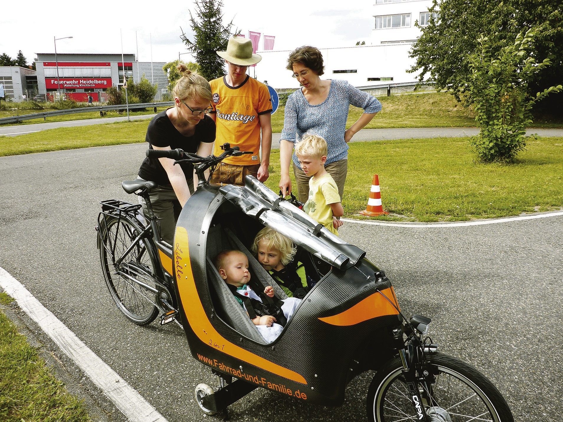 fahrrad reise anhänger mit babies im fahrradanhänger unterwegs