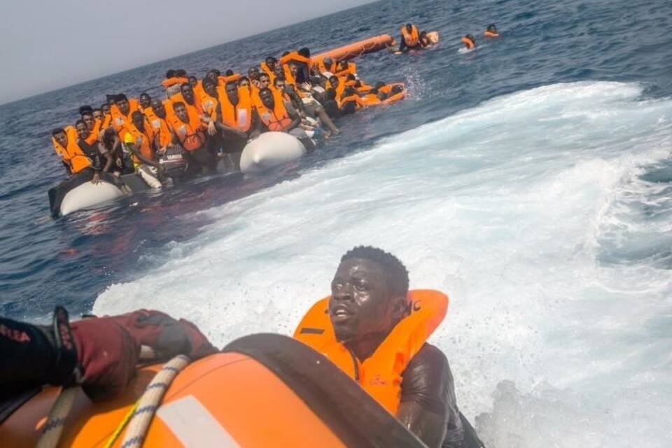 Migranten im Mittelmeer Migranten im Mittelmeer