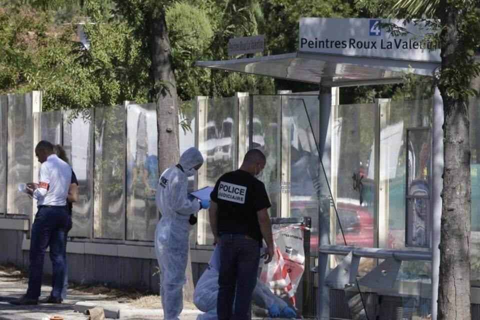 Auto fährt in Bushaltestelle in Marseille Auto fährt in Bushaltestelle in Marseille
