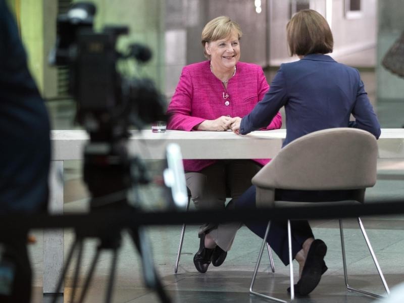 Selbstzunder Im Wahlkampf Merkel Greift In Dieselstreit Ein